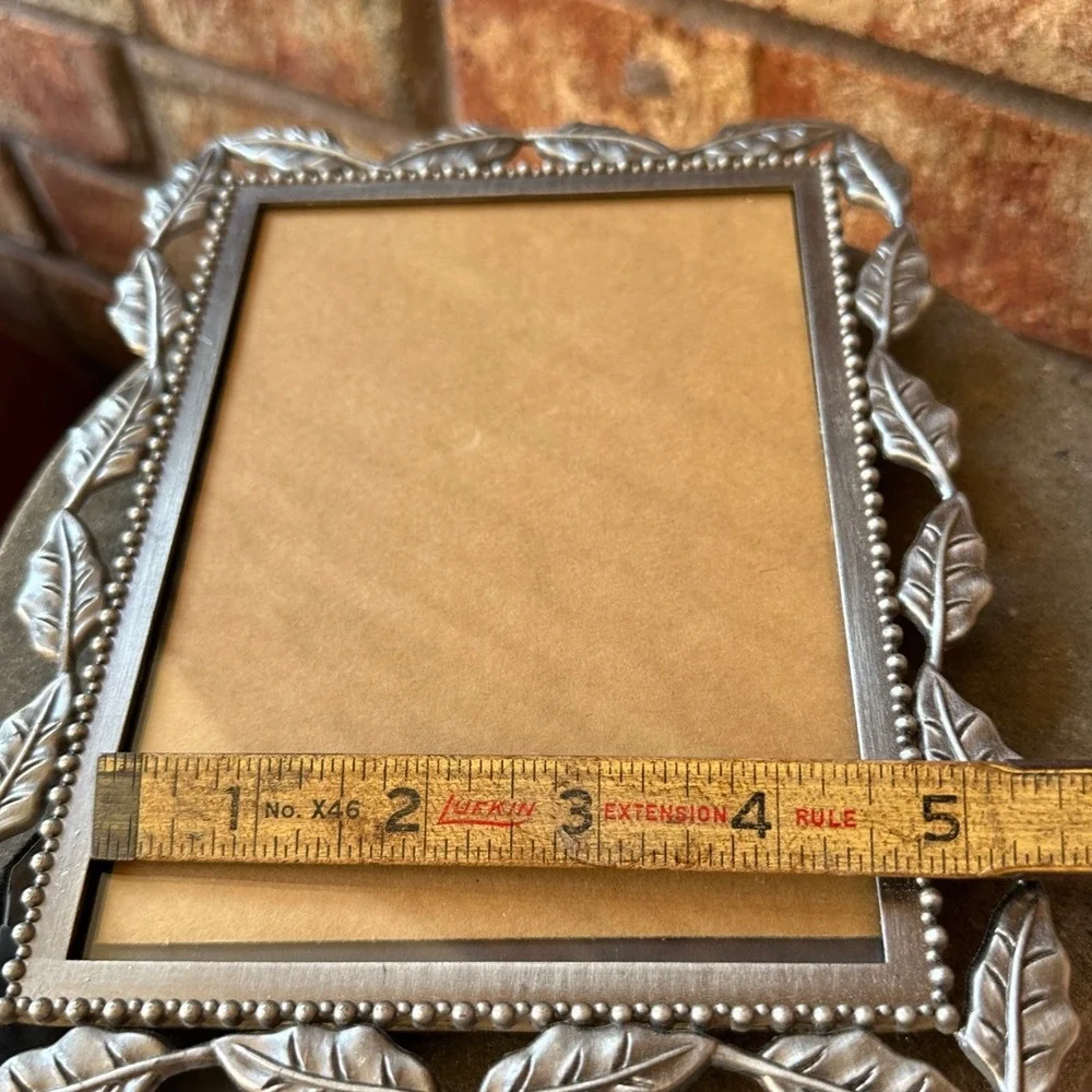 Silver Tone Leaf Border 4.5x6.5 Photo Frame Beaded Edge Tabletop Decor